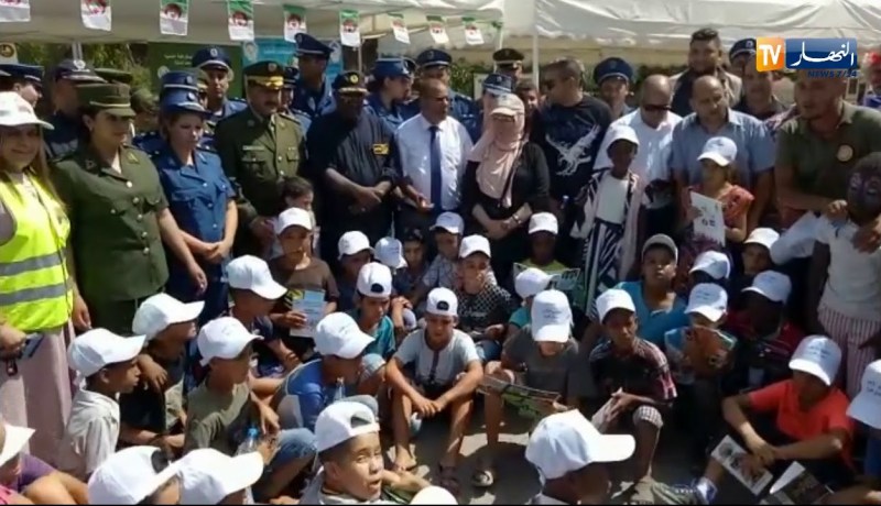 عبد القادر بوخلدة ورئيس امن العاصمة رفضا الذهاب قبل التقاط صورة رفقة اطفال المخيم والسماع لانشودتهم