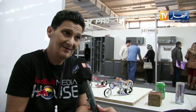 حرف/ هكذا يحول إلياس بقايا عبوات المشروبات إلى تحف فنية