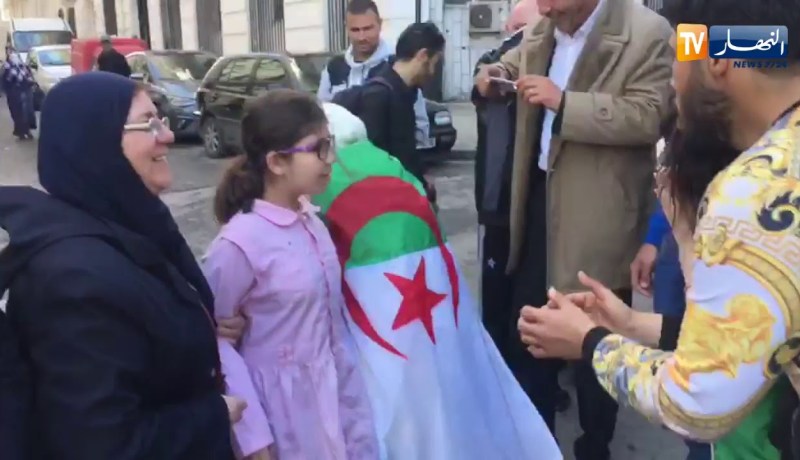 شاهد..الحاجة تحمّس الشباب بـ “البالي”…”كنستهم ڨاع”