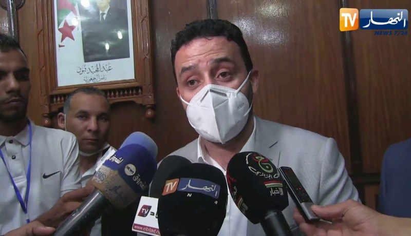 نسيم ضيافات: الدستور التوافقي الجديد دستر كل أحلام الجزائريين