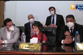 غرداية:  شاهد ما قالته هذه الطفلة المخترعة التي جلست مكان الوزراء