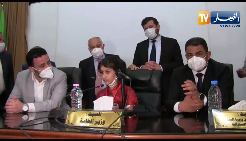 غرداية:  شاهد ما قالته هذه الطفلة المخترعة التي جلست مكان الوزراء