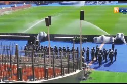 شاهد..عملية رش ملعب القاهرة الدولي بالماء قبل مباراة النهائي