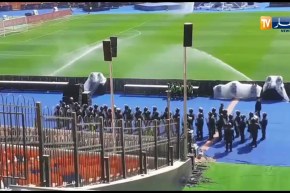 شاهد..عملية رش ملعب القاهرة الدولي بالماء قبل مباراة النهائي