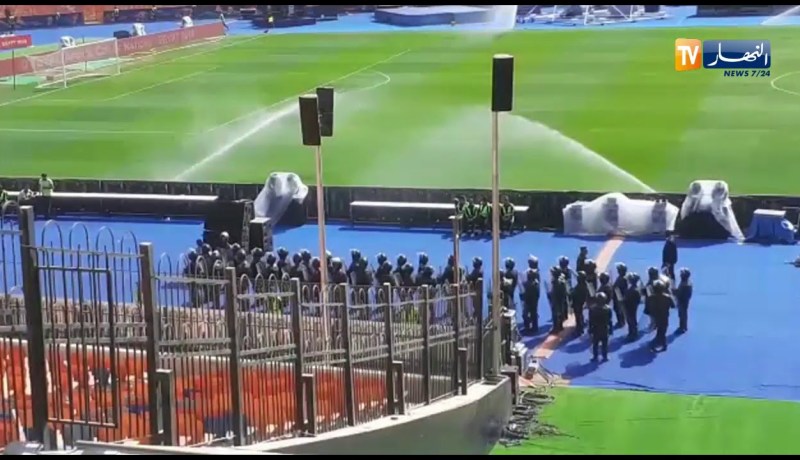 شاهد..عملية رش ملعب القاهرة الدولي بالماء قبل مباراة النهائي