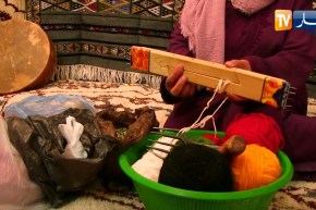 غرداية: هكذا تتفنن حرائر الصحراء في صناعة الزرابي بإستعمال الأدوات التقليدية