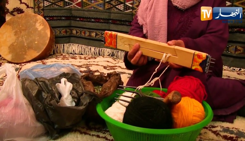 غرداية: هكذا تتفنن حرائر الصحراء في صناعة الزرابي بإستعمال الأدوات التقليدية
