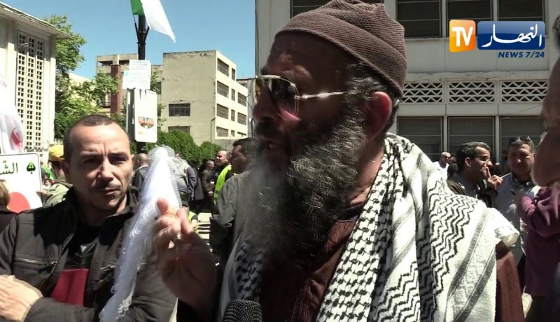 عمال الجزائر.. يدعمون الحراك ويقرأون “الفاتحة” على النظام