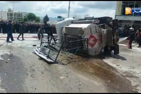 تيسمسيلت: شاحنة لنقل الوقود تفقد فراملها وتتسبب في حادث سير وإصابة 5 أشخاص
