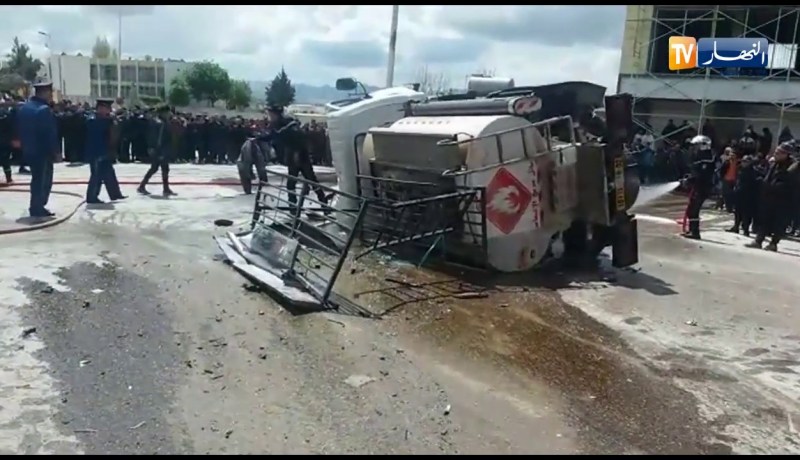 تيسمسيلت: شاحنة لنقل الوقود تفقد فراملها وتتسبب في حادث سير وإصابة 5 أشخاص