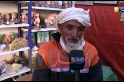 المسيلة/ “الشيخ توامة”..حرفي يمتهن زخرفة التحف الخشبية الصغيرة..”الناي” رفيقه في ورشته البسيطة