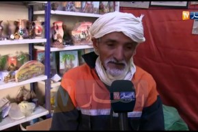 المسيلة/ “الشيخ توامة”..حرفي يمتهن زخرفة التحف الخشبية الصغيرة..”الناي” رفيقه في ورشته البسيطة