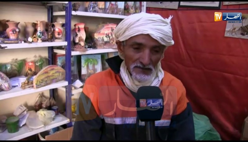 المسيلة/ “الشيخ توامة”..حرفي يمتهن زخرفة التحف الخشبية الصغيرة..”الناي” رفيقه في ورشته البسيطة