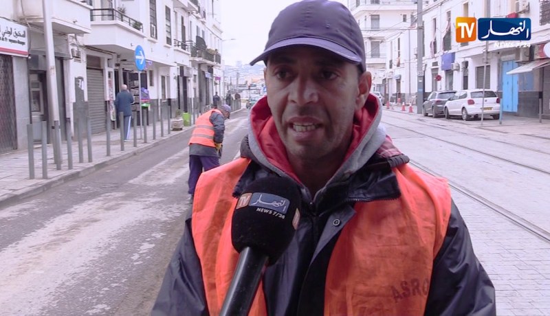 عمال التطهير والصيانة.. معاناة كبيرة بسبب التقلبات الجوية