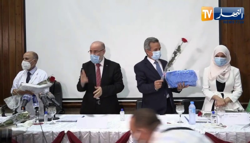 شاهد وزير الصحة يحيي الطاقم الطبي المشارك في إطلاق الحملة التحسيسية على طريقته الخاصة