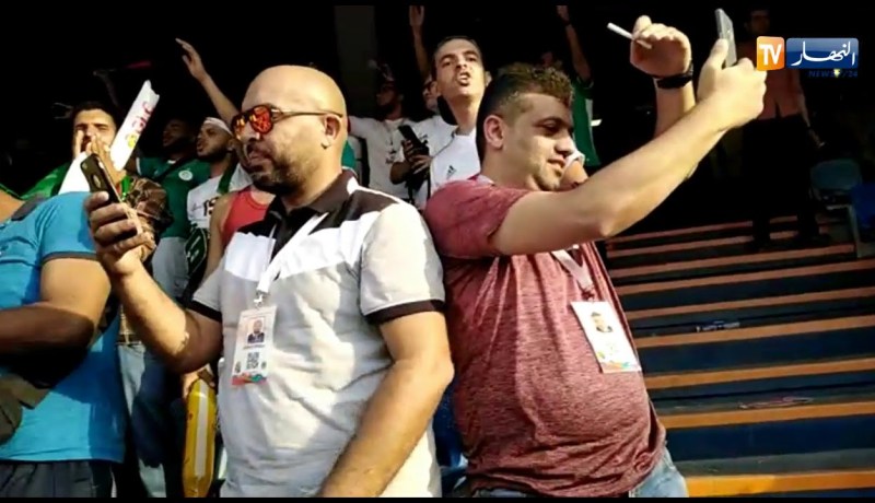 شاهد..أنصار الخضر بملعب القاهرة الدولي بصوت واحد “فلسطين الشهداء”