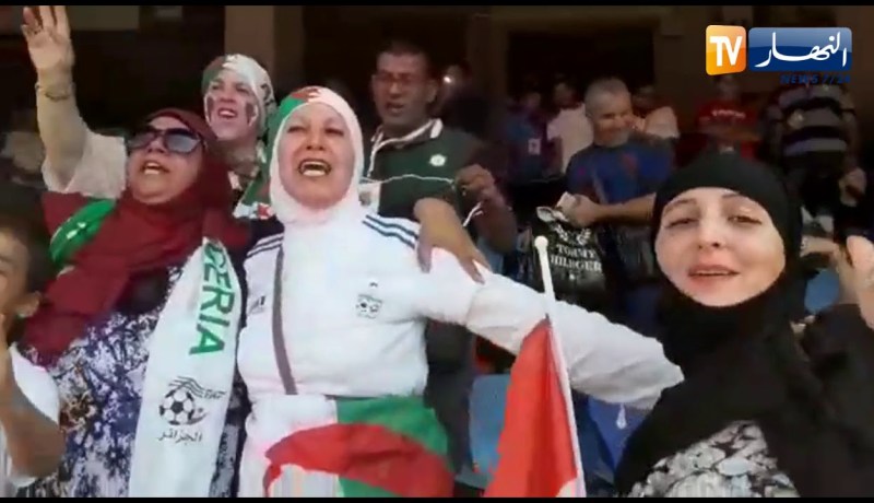 أجواء رائعة يصنعها أنصار المنتخب الوطني بملعب القاهرة