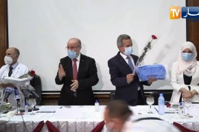 شاهد وزير الصحة يحيي الطاقم الطبي المشارك في إطلاق الحملة التحسيسية على طريقته الخاصة