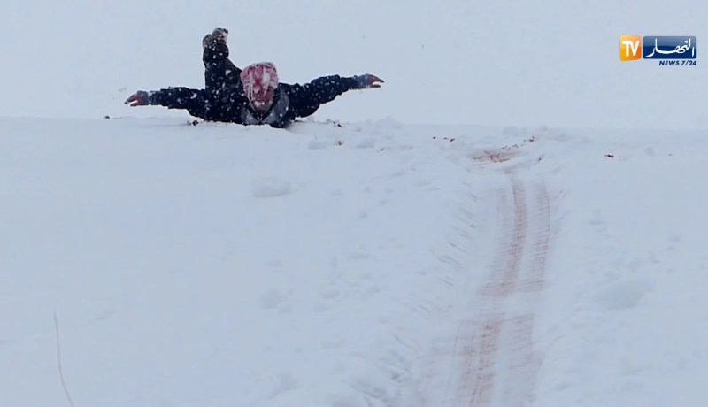 لحظات ممتعة يعيشها سكّان ولاية النعامة وسط الغابات المكسوّة بالثلوج ..!!