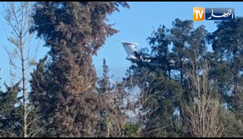 لحظة وصول الطائرة العسكرية المحملة بلقاح سبوتنيك 5 إلى مطار بوفاريك