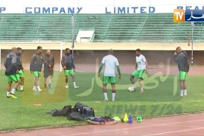 جمال بلماضي يشارك اللاعبين في الحصة التدريبية بملعب الإستقلال