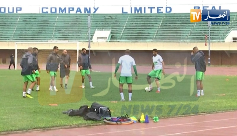جمال بلماضي يشارك اللاعبين في الحصة التدريبية بملعب الإستقلال