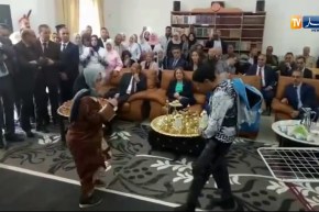 شاهد أطفال من ذوي الاحتياجات الخاصة يؤدون مسرحية مؤثرة “الحرڨة”