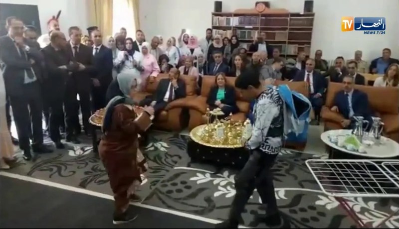 شاهد أطفال من ذوي الاحتياجات الخاصة يؤدون مسرحية مؤثرة “الحرڨة”