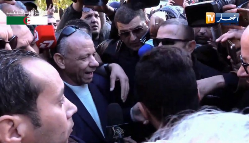 بن قرينة يتحدث مع شاب رافض للإنتخابات..”صوتنا لازم يلحق..والحراك نكملوه بسلمية”