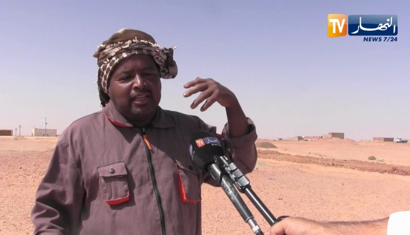 أدرار:  فلاحو قصور بلدية أنزجمير يتطوعون لإنجاز طريق بإمكانياتهم الخاصة