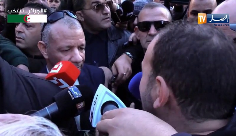 شاب من الأخضرية لبن قرينة: “نتا الاول لي جيت عندنا..وفئة كبيرة راهي رافضة الإنتخابات”