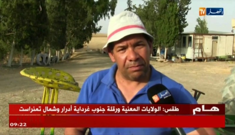 سوق أهراس : فلاح يخترع الة زرع بذور البطيخ بمنطقة حدودية