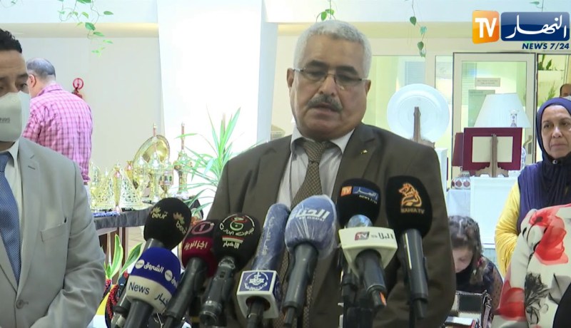 وزير السياحة يعطي تعليمات للمؤسسات الفندقية عمومية وخاصة بتخصيص جناح خاص لعرض منتوجات حرفية