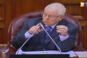 شاهد مناوشات بين بن صالح وسيناتور بسبب قانون المالية