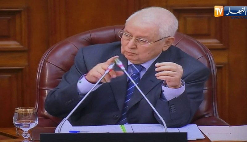 شاهد مناوشات بين بن صالح وسيناتور بسبب قانون المالية