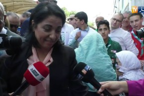 شاهد ما قالته وزيرة البيئة لمواطن بعدما قدمت له “قفة” للقضيان ..!