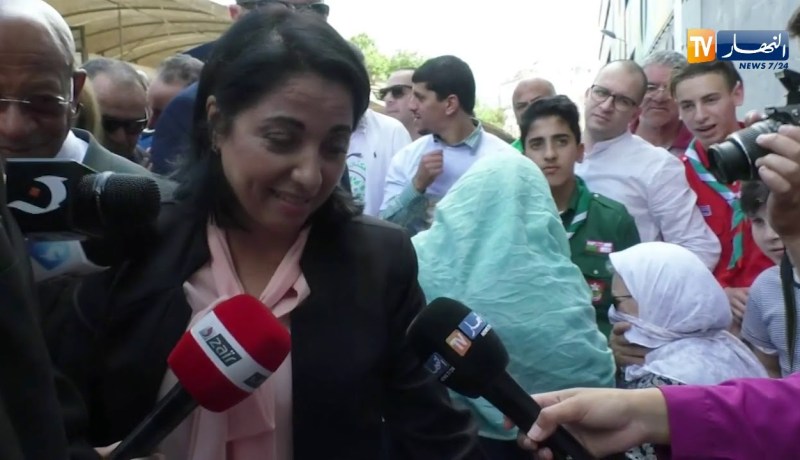 شاهد ما قالته وزيرة البيئة لمواطن بعدما قدمت له “قفة” للقضيان ..!