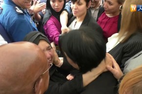 شاهد كيف تحدت عجوز “الحرس الشخصي” لزرواطي من أجل الوصول إليها