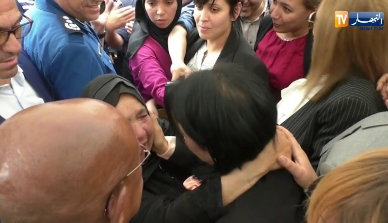 شاهد كيف تحدت عجوز “الحرس الشخصي” لزرواطي من أجل الوصول إليها