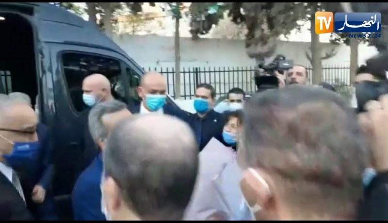 لحظة وصول وزير الصحة إلى العيادة المتعددة الخدمات بـ “حي الموز” للإشراف على حملة التلقيح ضد كورونا