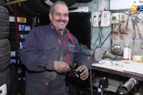 مجتمع: عبد القادر الأصم الأبكم.. إتقان وتفاني في تصليح عجلات السيارات