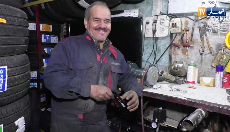 مجتمع: عبد القادر الأصم الأبكم.. إتقان وتفاني في تصليح عجلات السيارات