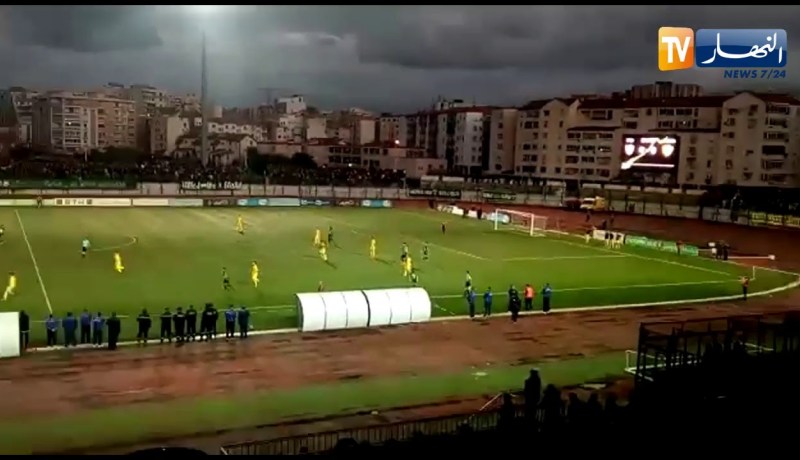 أجواء رائعة من ملعب الوحدة المغاربية ببجاية يصنعها الأنصار