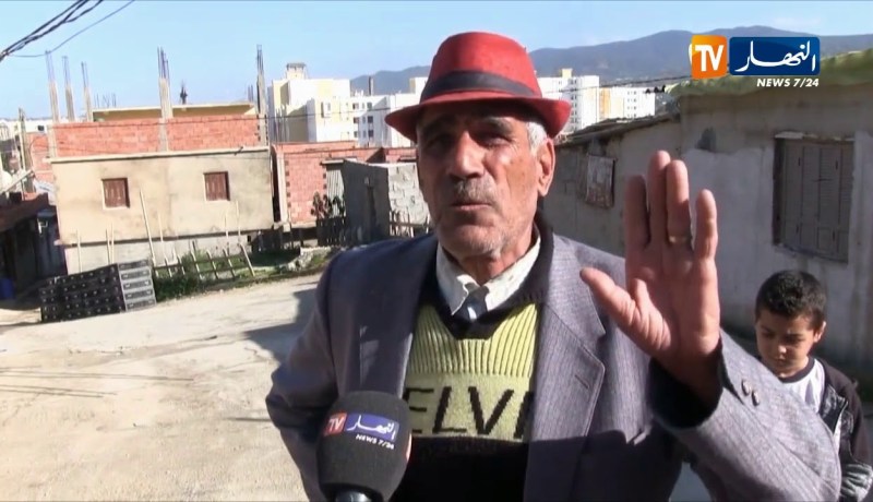 سكيكدة/ “عمي صالح علي لعور”…الوحيد الذي لازال يمارس مهنة اللحام المتجول