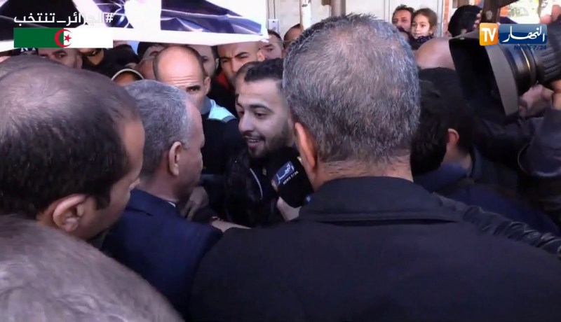 بن ڨرينة في نقاش مع شاب رافض للإنتخابات..”راكم ديرو فالعنصرية..وين راه الحل للبلاد”