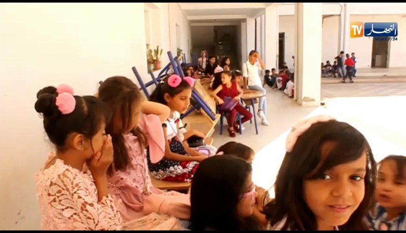 سيدي بلعباس/ تلاميذ يفترشون أرضا لعدم جاهزية مدرسة طلحة محي الدين