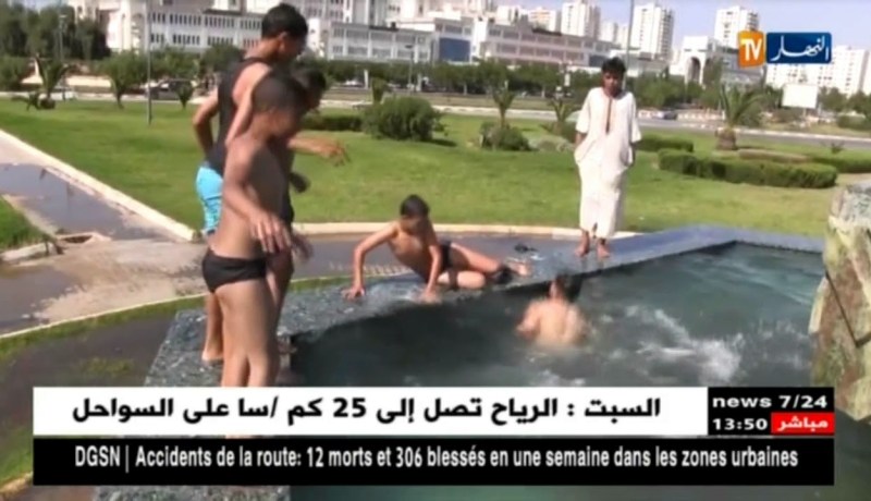 وهران: أطفال يقصدون النافورات للسباحة لإنعدام مرافق الترفيه