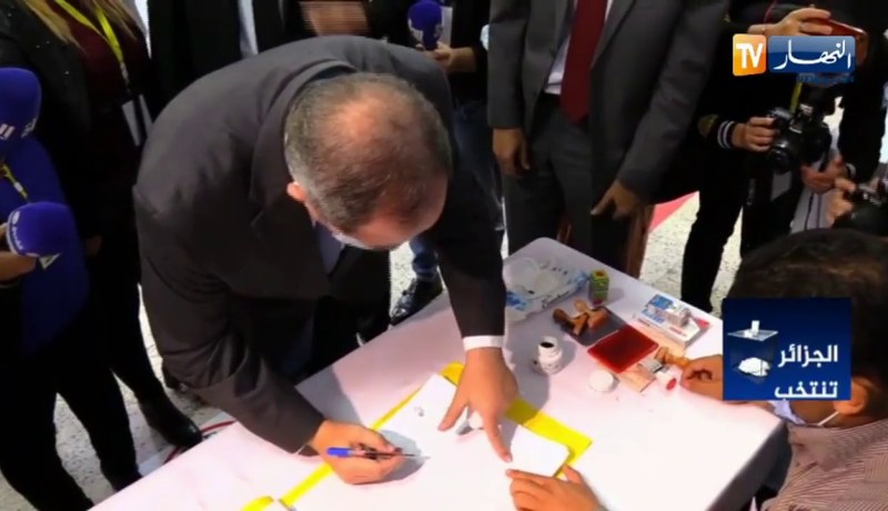 وزير الخارجية “صبري بوقادوم” يدلي بصوته الإنتخابي حول مشروع تعديل الدستور