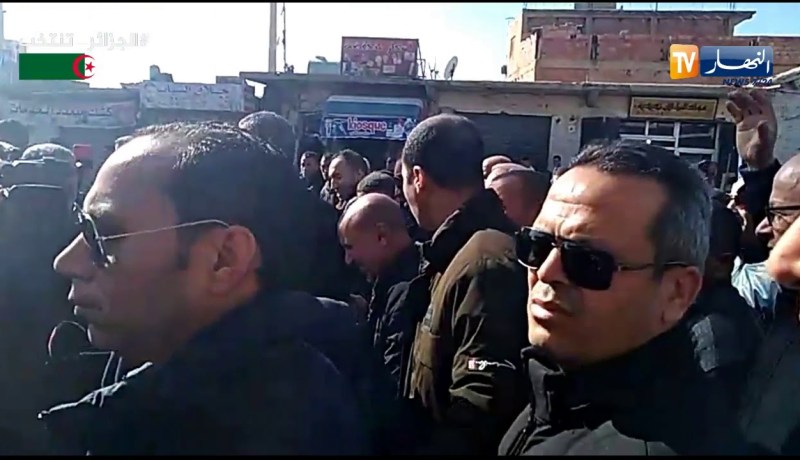 بن قرينة في مسيرة بالمسيلة تحت شعار..”جيش شعب خاوة خاوة..أولاد فرنسا مع الخونا”