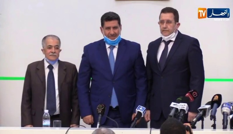 “مراسم إستلام وتسليم المهام بين الوزيرين “شريف عماري” و”عبد الرحمان حمداني